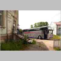 905-1642 Ostpreussenreise 2007. Unser Bus bei der Einfahrt in das Gestuet.jpg